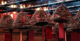 Rauchspiralen mit "Wunschzetteln" im Man Mo Temple in Hongkong. Foto: Kaya Neutzer.