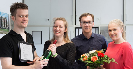 Pilot Pilotbetrieb gestartet: Im Institut für Informatik der Universität Potsdam können Beschaffungsanträge ab sofort vollständig digital abgewickelt werden. V.l.n.r.: Julian Dehne (Antragsteller), Prof. Dr. Ulrike Lucke (Projektleitung und CIO der Universität Potsdam), Hendrik Woithe (zuständiger Dezernent), Sandra Pfaffenbach (Sachbearbeiterin).