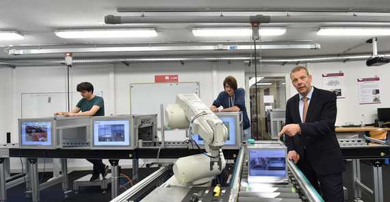Prof. Dr. Norbert Gronau im Anwendungszentrum Industrie 4.0 des Lehrstuhls. Foto: Karla Fritze.