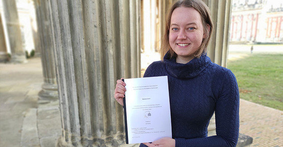 Uni-Absolventin Sophia Bock mit ihrer Masterarbeit | Foto: Magda Pchalek Uni-Absolventin Sophia Bock mit ihrer Masterarbeit | Foto: Magda Pchalek