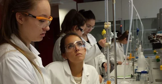 Schülerinnen im Chemielabor beim Zukunftstag 2017 (Foto: KfC)