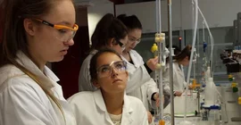 Schülerinnen im Chemielabor beim Zukunftstag 2017 (Foto: KfC)
