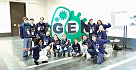 Das Potsdamer iGEm-Team vor dem iGEM-Logo. Foto: Olamide Ahmed-Macaulay.