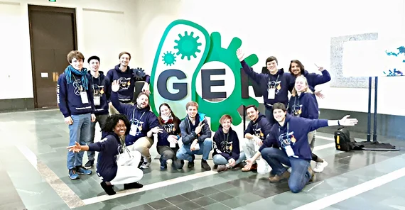 Das Potsdamer iGEm-Team vor dem iGEM-Logo. Foto: Olamide Ahmed-Macaulay.