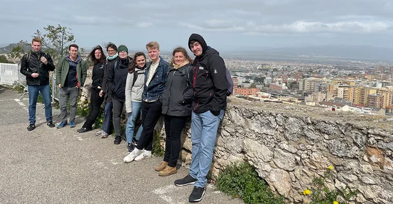 Das Bild zeigt die Potsdamer Studierenden auf einem Aussichtspunkt über der Stadt Cagliari. Foto: Juliane Seip