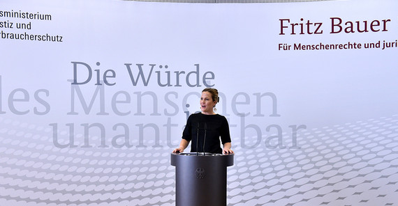 Dr. Marie Duclaux de L´Estoille bei der Verleihung des Fritz Bauer Studienpreises für Menschenrechte und juristische Zeitgeschichte 2019. Foto: BMJV/Habig. Dr. Marie Duclaux de L´Estoille bei der Verleihung des Fritz Bauer Studienpreises für Menschenrechte und juristische Zeitgeschichte 2019. Foto: BMJV/Habig.