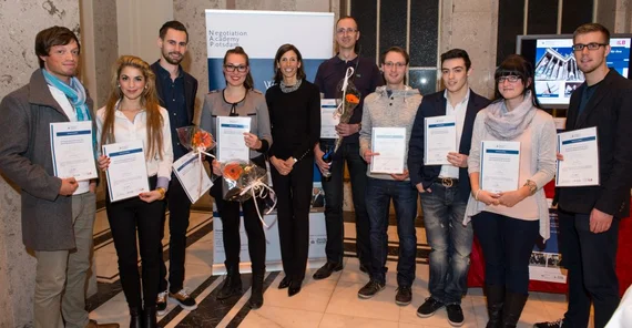 Prof. Dr. Uta Herbst mit den Preisträgern des ersten Verhandlungswettbewerbs der Negotiation Academy Potsdam. Foto: Karla Fritze