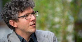 Prof. Mathias Kalkuhl beim Interview. Das Foto ist von Tobias Hopfgarten.