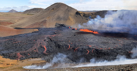 Lavafeld bei einem Vulkanausbruch im Meradalir von 2022. Das Foto entstand innerhalb der ersten 24 Stunden nach Beginn des Ausbruchs und man sieht noch die längliche Spalte, an der Lava ausfließt.