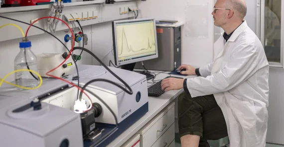 Mann sitzt an einem Computer im Labor
