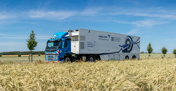 Demnächst auf brandenburgischen Landstraßen unterwegs: der Truck des Klinikums Ernst von Bergmann Potsdam, in den ein MRT eingebaut ist. Foto: Klinikum EvB/Lang.