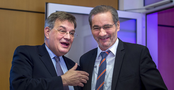 Matthias Platzeck, ehemaliger Ministerpräsident von Brandenburg und Vorsitzender des Vorstandes des Deutsch-Russischen Forums e.V. (rechts) mit dem Vizepräsidenten für Internationales, Alumni und Fundraising der Universität Potsdam, Prof. Dr. Florian J. Schweigert. Foto: Thomas Roese.