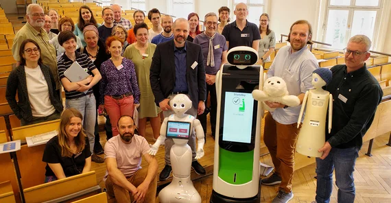 Der Potsdamer Bürgerrat zur „Robotik in der Altenpflege“ mit dem wissenschaftlichen Team um Prof. Dr. Robert Ranisch (2.v.r.)