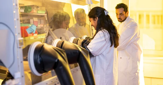 Manasi Pranav (l.) und Atul Shukla im Präparationslabor.