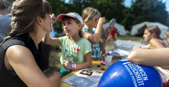 Kinderschminken beim Unicamp 2018 des Koordinationsbüros für Chancengleichheit. Foto: Thomas Roese.