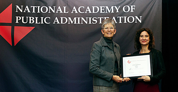 Prof. Dr. Sabine Kuhlmann (re.) bei der Ernennung zum Fellow der NAPA. Foto: Kaitlyn Hudgins.