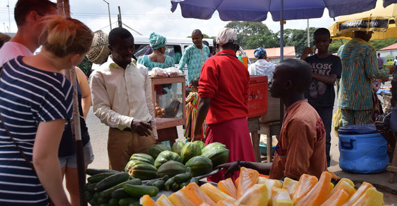 Negotiations at the market. Photo: Isabel Dückert/Valerie Pobloth. Negotiations at the market. Photo: Isabel Dückert/Valerie Pobloth.