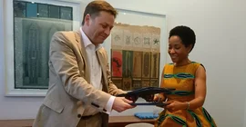 Bei der Unterzeichnung des Partnerschaftsvertrags mit der University of Cape Town: Prof. Oliver Günther (l.) und Prof. Mamokgethi Phakeng (r.) (Foto: Marita Böhning)