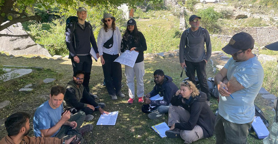Diskussion der Gruppenarbeit auf einer Flussterrasse.