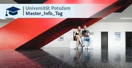 Zwei Menschen sitzen unter einer roten Treppe.