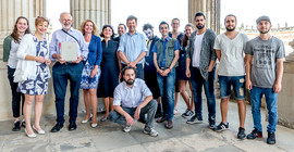 Kulturministerin Dr. Martina Münch (2.vl.) mit Prof. Dr. Dieter Wagner von der Universitätsgesellschaft (3.v.l.)und Projektleiterin  PD Dr. Ljuba Kirjuchina (5.v.l.) sowie Mitgliedern des Ensembles. Foto: Karla Fritze.