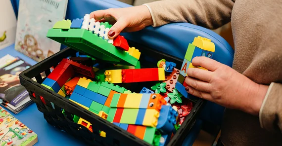 Eine Kiste voll mit bunten Bausteinen.