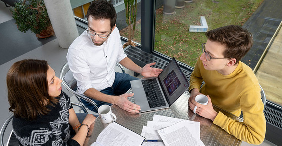 Prof. Dr. Tim Dietrich (M.) mit den Doktorand*innen Anna Neuweiler (l.) und Hauke Köhn (r.).