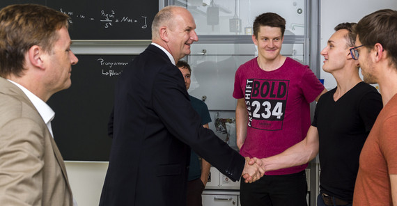 Der Präsident der Universität Potsdam, Prof. Oliver Günther, Ph.D. (links), und der Ministerpräsident des Landes Brandenburg, Dietmar Woidke, mit Studierenden der Universität Potsdam. Foto: Thomas Roese. Der Präsident der Universität Potsdam, Prof. Oliver Günther, Ph.D. (links), und der Ministerpräsident des Landes Brandenburg, Dietmar Woidke, mit Studierenden der Universität Potsdam. Foto: Thomas Roese.
