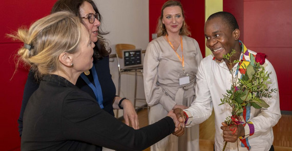 Miriam Vock gratuliert Pedro Osório Mondlane, Lehrer für Deutsch und Französisch aus Mosambik.