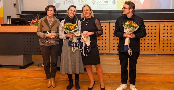 Den zweiten und dritten Platz belegen das Team der Zentralen Studienberatung aus dem Dezernat für Studienangelegenheiten sowie das Sekretariat des Personalrats für Mitarbeiterinnen und Mitarbeiter aus Technik und Verwaltung.