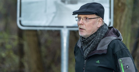 Gedenktafeln auf dem Campus Griebnitzsee Das Bild zeigt Ronald Sima, den Kurator des Projekts „Grenzzonen – Zonengrenze“, Das Foto ist von Tobias Hopfgarten.