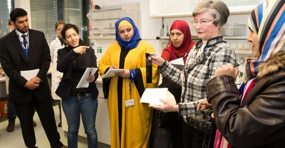Labortechnikerinnen und -techniker informierten sich im Chemielabor der Arbeitsgruppe „Didaktik der Chemie“ darüber, wie Studierende des Bachelor- und Masterstudienganges für das Lehramt Chemie ausgebildet werden. Foto: Karla Fritze
