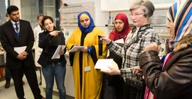 Labortechnikerinnen und -techniker informierten sich im Chemielabor der Arbeitsgruppe „Didaktik der Chemie“ darüber, wie Studierende des Bachelor- und Masterstudienganges für das Lehramt Chemie ausgebildet werden.  Foto: Karla Fritze