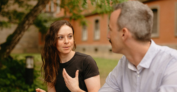 Dr. Annika Baumann im Gespräch mit Prof. Dr. Stieglitz.