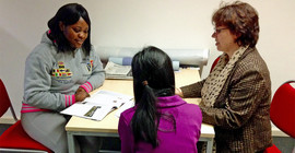 Die Studentinnen Lê und Ines Kengne Feussi kamen mit den Mitarbeitern des Referates zu deren Aufgaben und den Herausforderungen der Öffentlichkeitsarbeit ins Gespräch. Foto: Silvana Seppä