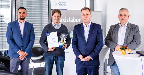 Dr. Niklas Allroggen hat ein Projekt zur „Klassifizierung von Georadardaten zur automatisierten Zustandserfassung von Bahntrassen“. | Foto: Tilo Bergemann