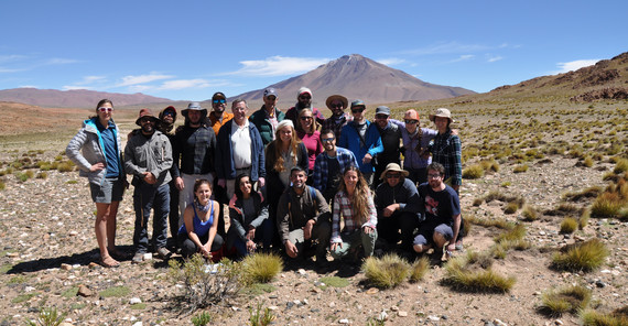 Das Exkursions-Team vor dem Vukan Tuzgle. Foto: Paula Andrea Vignoni.