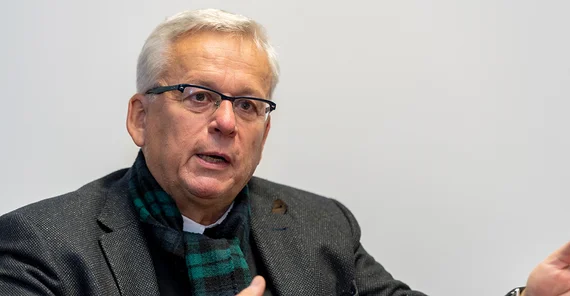 Das Bild zeigt den Rechtswissenschaftler Prof. Andreas Zimmermann im Gespräch. Foto: Tobias Hopfgarten.