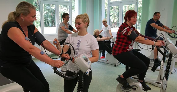 Training im Innenraum auf Ergometern.