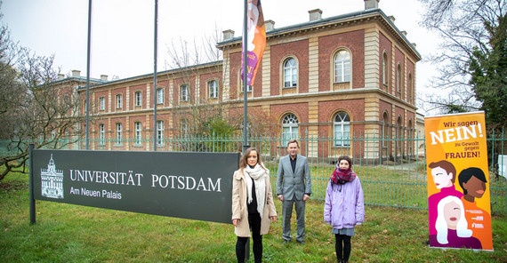 Die zentrale Gleichstellungsbeauftragte Christina Wolff (links), der Präsidenten der Universität Potsdam Prof. Oliver Günther, Ph.D. (Mitte) und die AStA-Referentin für Geschlechterpolitik Katherina Kraft (rechts) bei der Fahnenhissung | Foto: T. Roes Die zentrale Gleichstellungsbeauftragte Christina Wolff (links), der Präsidenten der Universität Potsdam Prof. Oliver Günther, Ph.D. (Mitte) und die AStA-Referentin für Geschlechterpolitik Katherina Kraft (rechts) bei der Hissung der UN-Fahne „Wir sagen NEIN! zu Gewalt gegen FRAUEN“ auf dem Campus Am Neuen Palais. | Foto: Thomas Roese