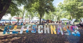 Die Buchstaben "Klitschnass" werden am See hochgehalten.