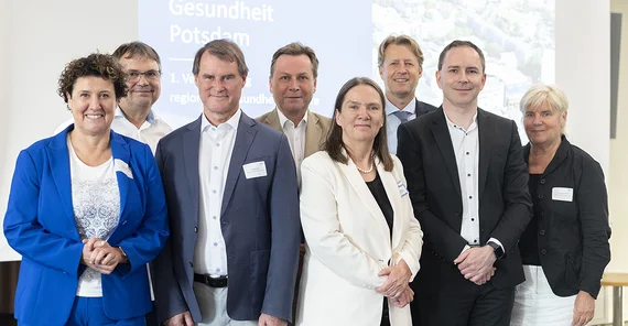 Personengruppe posiert für Foto