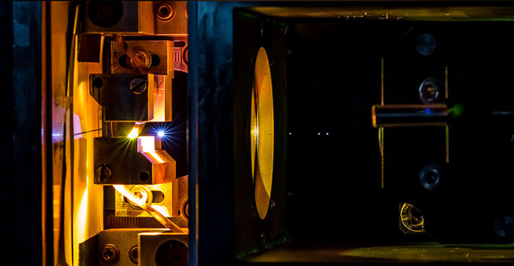 Entstehung des Röntgenblitzes in der Plasmaquelle, mit der an den Eisen-Platin Schichten geforscht wurde. | Foto: Jan Pudell Entstehung des Röntgenblitzes in der Plasmaquelle, mit der an den Eisen-Platin Schichten geforscht wurde. | Foto: Jan Pudell