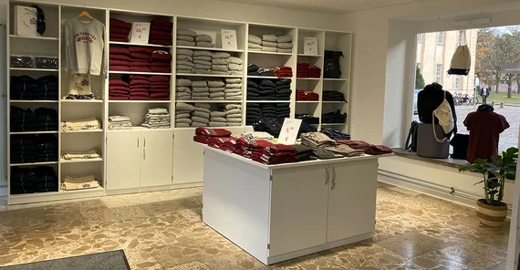 Innenansicht des UNI-Shops auf dem Campus Am Neuen Palais