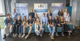 Die ausgezeichneten Schülerinnen und Schüler sowie Dr. Mirko Wendland, Geschäftsführer des Zentrums für Lehrerbildung und Bildungsforschung, Peter Laffin, Dr. Hans Riegel-Stiftung, und Staatssekretärin Claudia Zinke, Ministerium für Bildung, Jugend und Sport des Landes Brandenburg. (hinten v.l.n.r.)