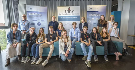 Die ausgezeichneten Schülerinnen und Schüler sowie Dr. Mirko Wendland, Geschäftsführer des Zentrums für Lehrerbildung und Bildungsforschung, Peter Laffin, Dr. Hans Riegel-Stiftung, und Staatssekretärin Claudia Zinke, Ministerium für Bildung, Jugend und Sport des Landes Brandenburg. (hinten v.l.n.r.)