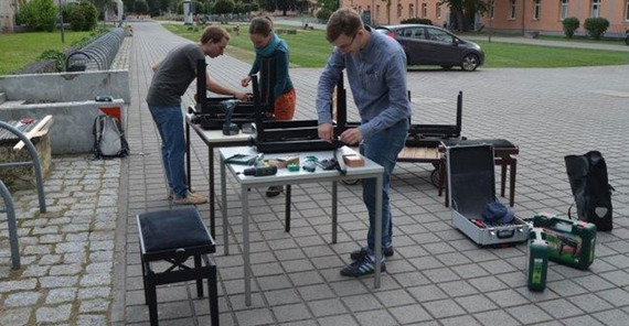 Studierende des Fachschaftsrates Musik reparieren defekte Klavierbänke. Studierende des Fachschaftsrates Musik reparieren defekte Klavierbänke.
