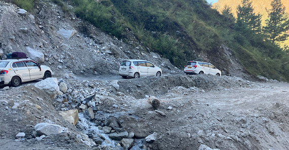 Unsere Fahrzeuge passieren eine Stelle mit häufigen Hangrutschungen. Unsere Fahrzeuge passieren eine Stelle mit häufigen Hangrutschungen. An solchen Passagen kommt es oft zu Fahrbahneinengungen und langen Staus.