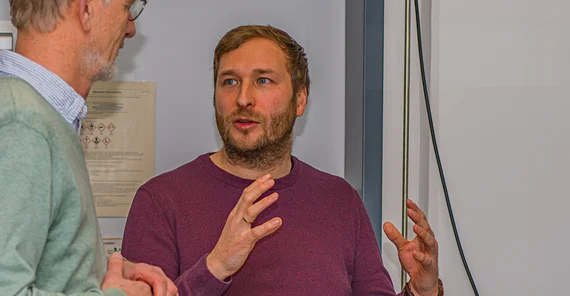 Eric Sperlich ist seit 2020 wissenschaftlicher Leiter des Servicebereichs Röntgenkristallographie des Instituts für Chemie.