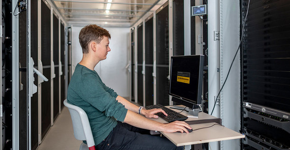 Finn Ziehe wartet die Server Person sitzt im Serverraum. Das Foto ist von Thomas Roese.